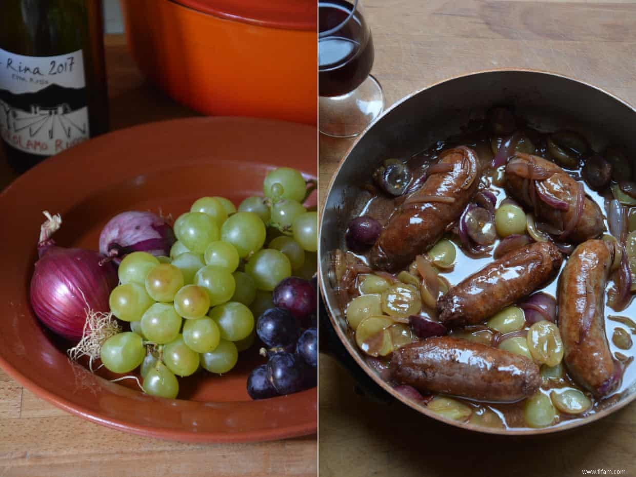 La recette de Rachel Roddy pour les saucisses à l oignon rouge et aux raisins 