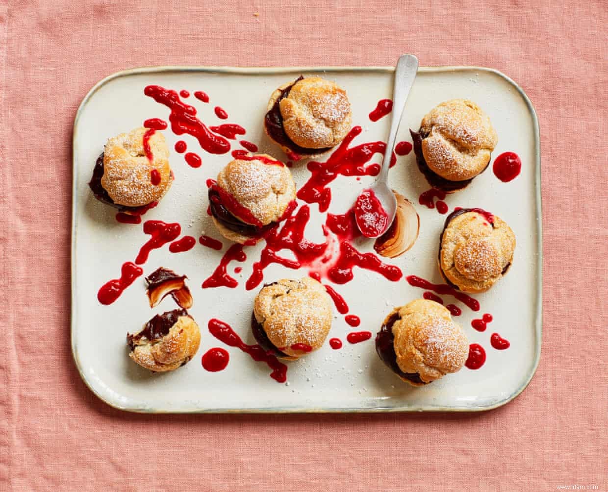 La recette de bouchées au chocolat, au miel et à la framboise de Liam Charles 