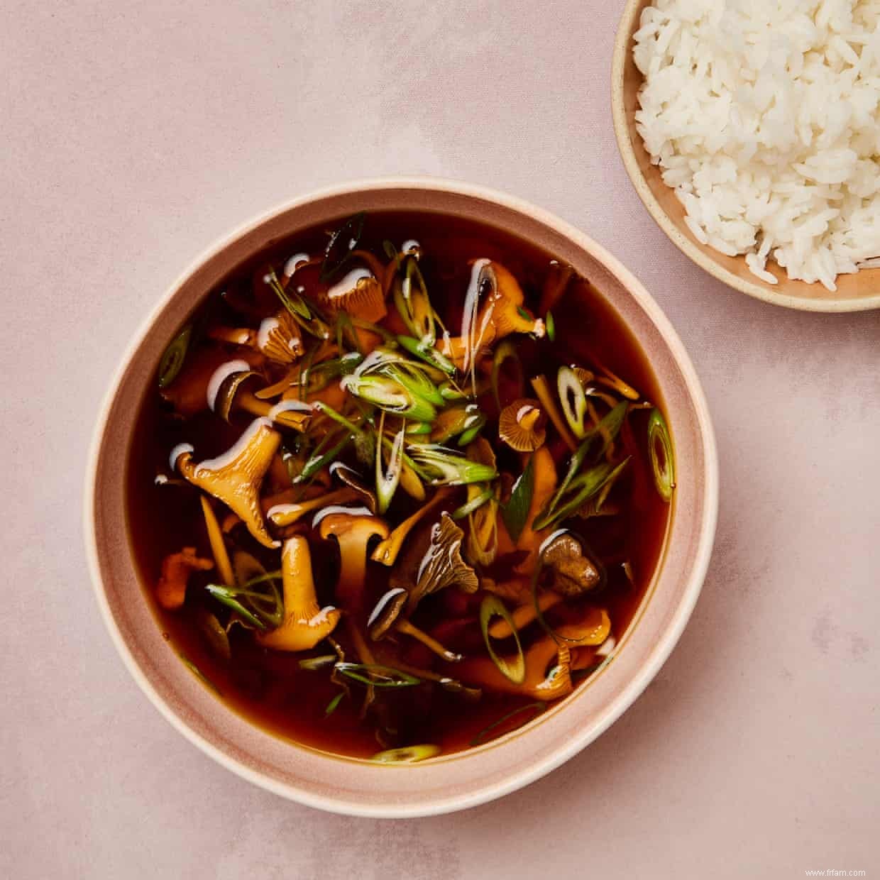 Recette de bouillon de miso végétalien aux champignons sauvages de Meera Sodha 