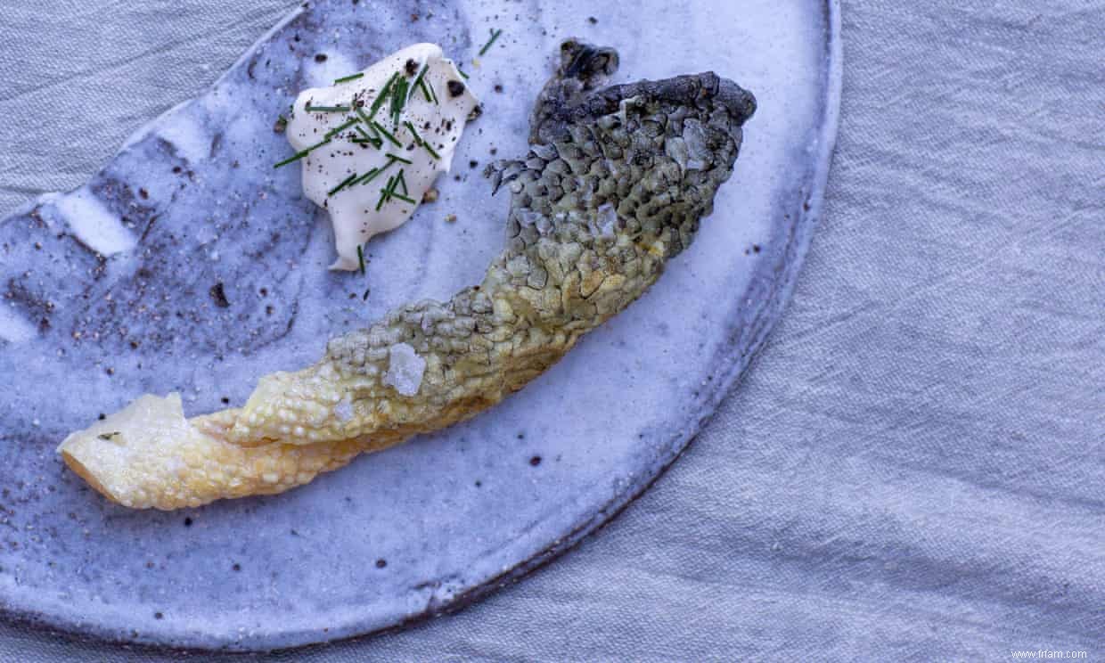 Ne jetez pas la peau de poisson :elle fait craqueler et craqueler 