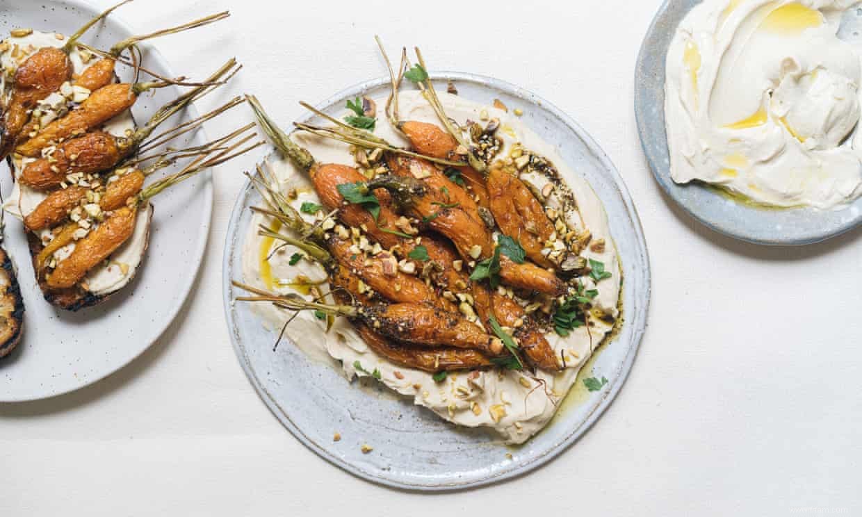 Houmous fouetté de Hetty McKinnon avec carottes rôties et huile de zaatar 