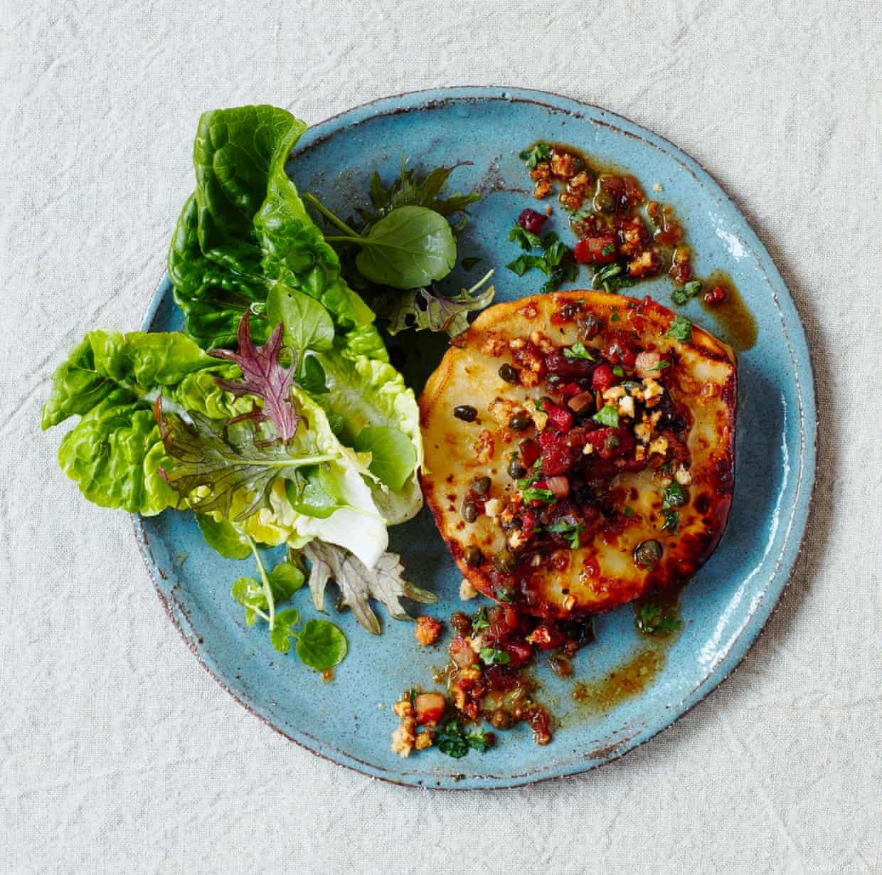 La recette de Thomasina Miers des steaks de céleri-rave au xérès, lardons et câpres 