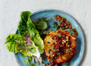 La recette de Thomasina Miers des steaks de céleri-rave au xérès, lardons et câpres 