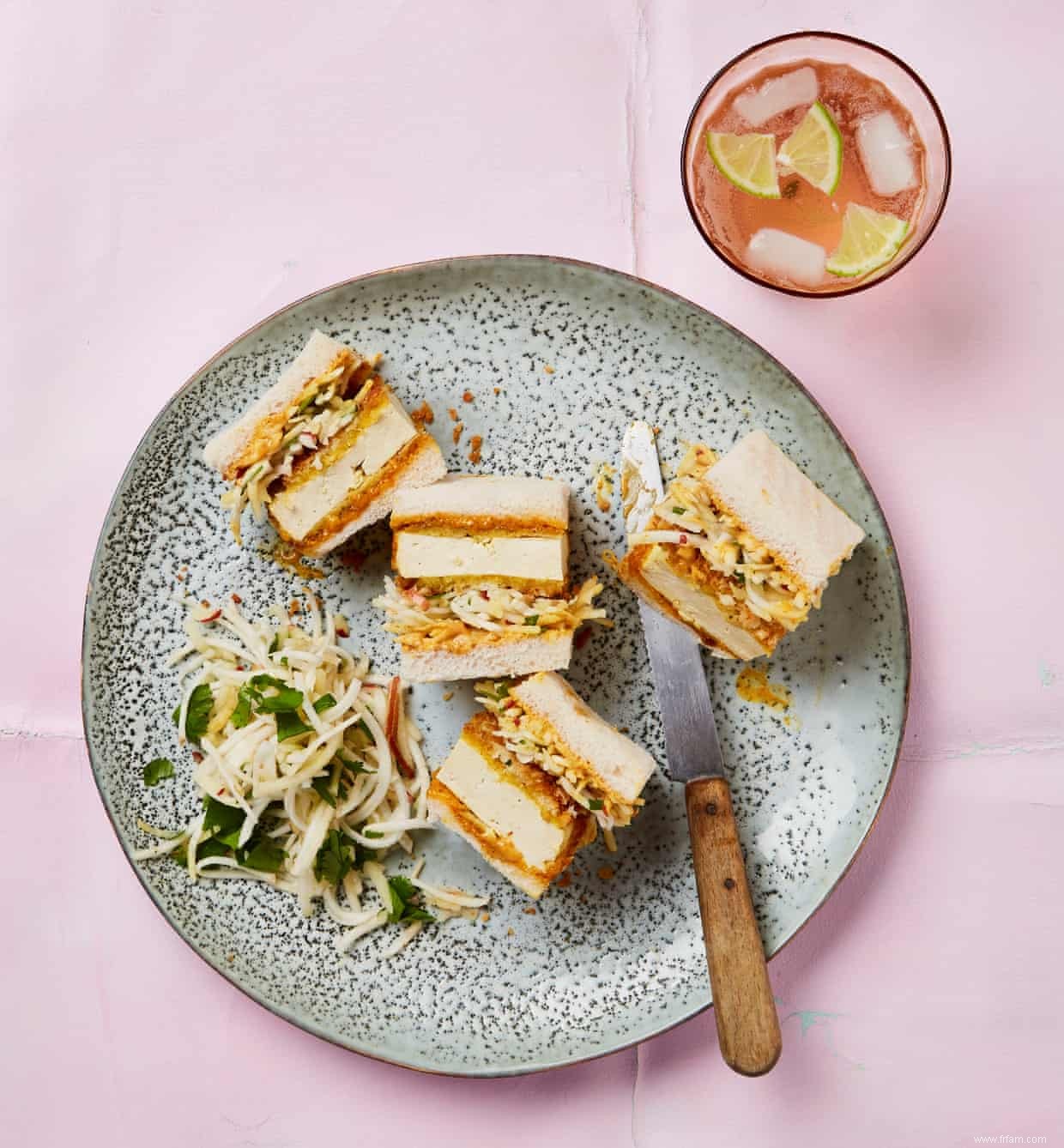 Recette végétalienne de Meera Sodha pour le tofu katsu sando avec salade de céleri-rave et de pomme 