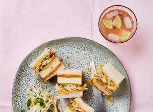 Recette végétalienne de Meera Sodha pour le tofu katsu sando avec salade de céleri-rave et de pomme 