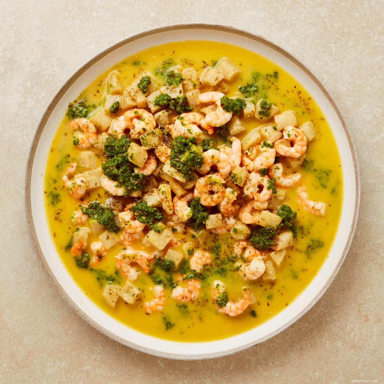 Pocher à la perfection :les recettes de Yotam Ottolenghi pour crevettes au beurre, soupe de poulet épicée et rhubarbe au gingembre 