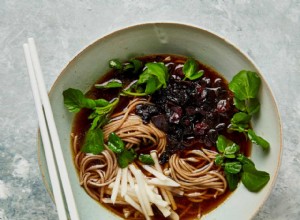 La recette végétalienne de Meera Sodha pour une soupe de nouilles soba au chou caramélisé et aux cornichons 