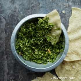 Les recettes d Anna Jones pour un dal aigre et épicé et un chutney vert gujarati 