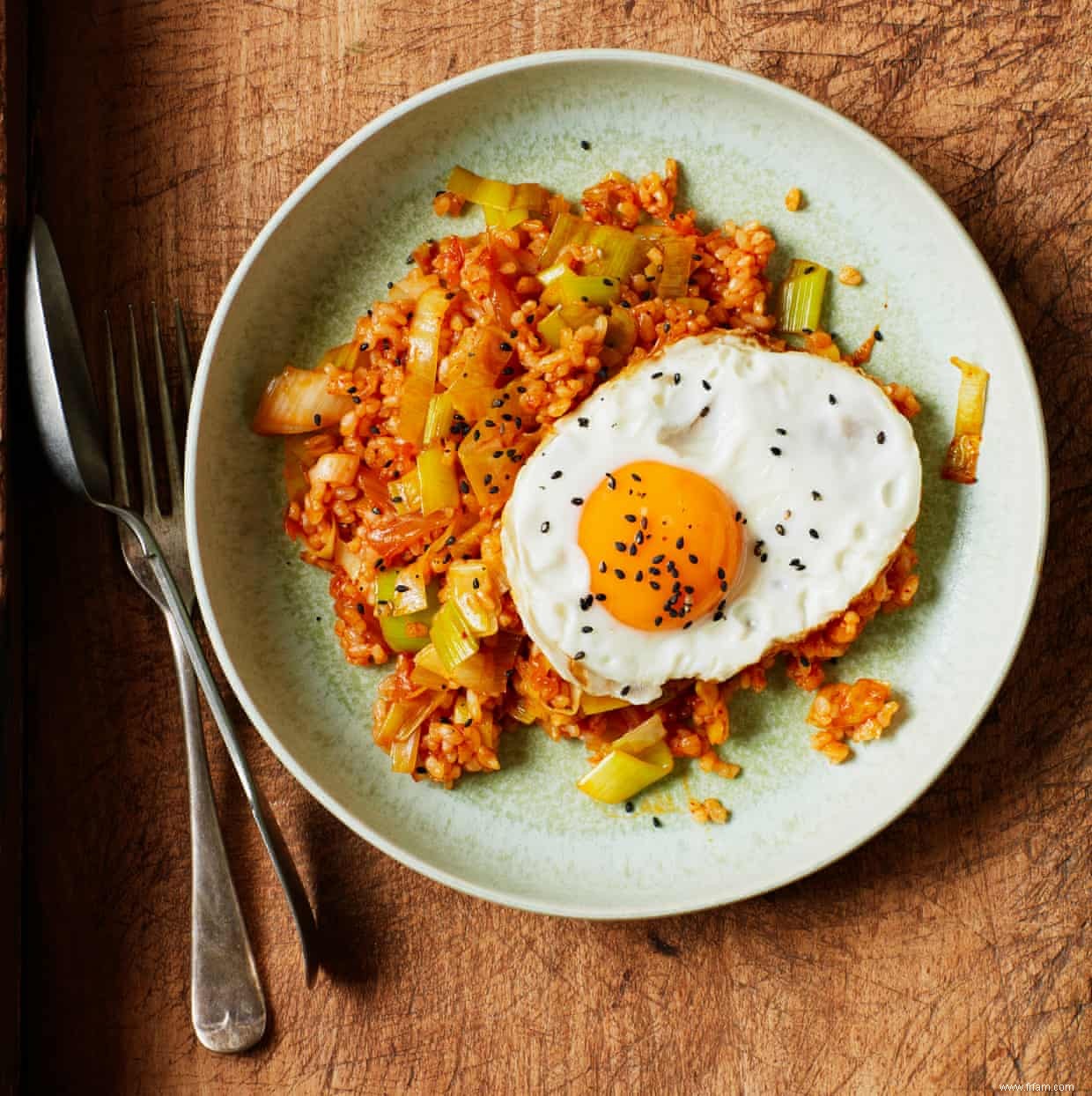 La recette de Thomasina Miers pour le riz brun sauté au kimchi, poireau et œuf croustillant 