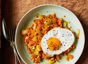 La recette de Thomasina Miers pour le riz brun sauté au kimchi, poireau et œuf croustillant 