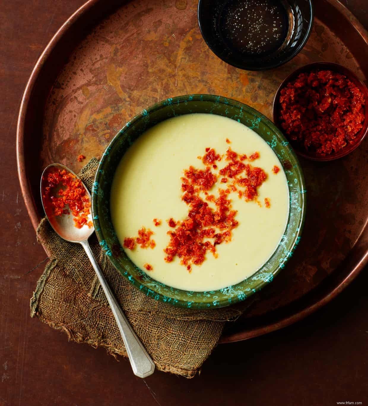 Recette de soupe de pommes de terre et poireaux de Thomasina Miers avec chapelure de  nduja 