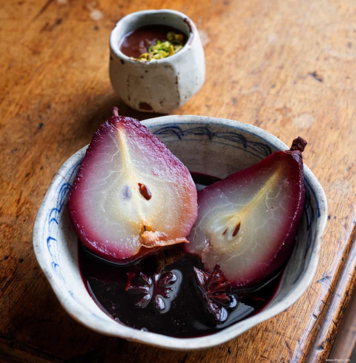 Les recettes de Nigel Slater pour les poires pochées au vin rouge et la bagatelle aux bananes facile 