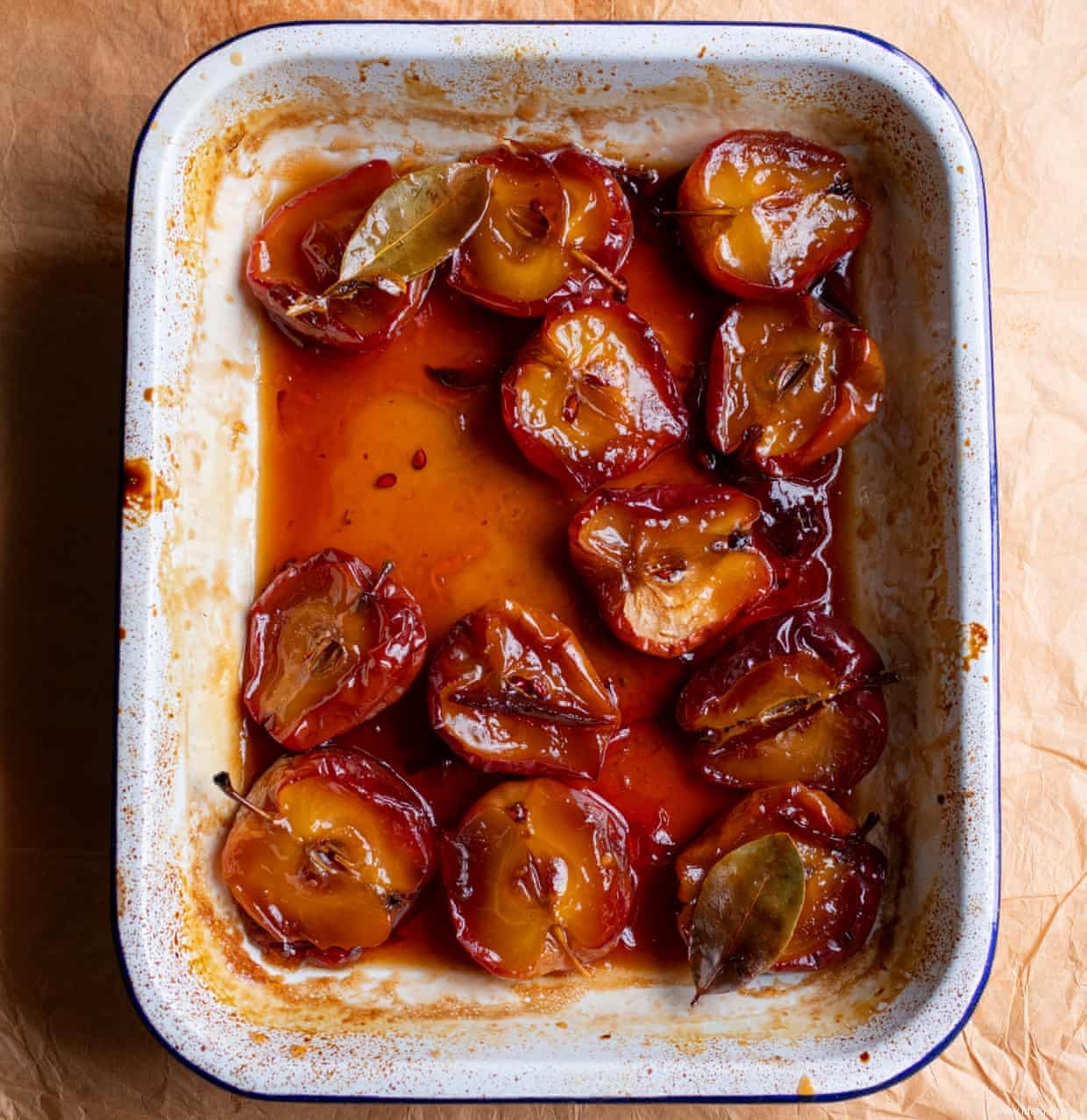 Les recettes de Nigel Slater pour les gâteaux de pois chiches végétaliens et les pommes au four 