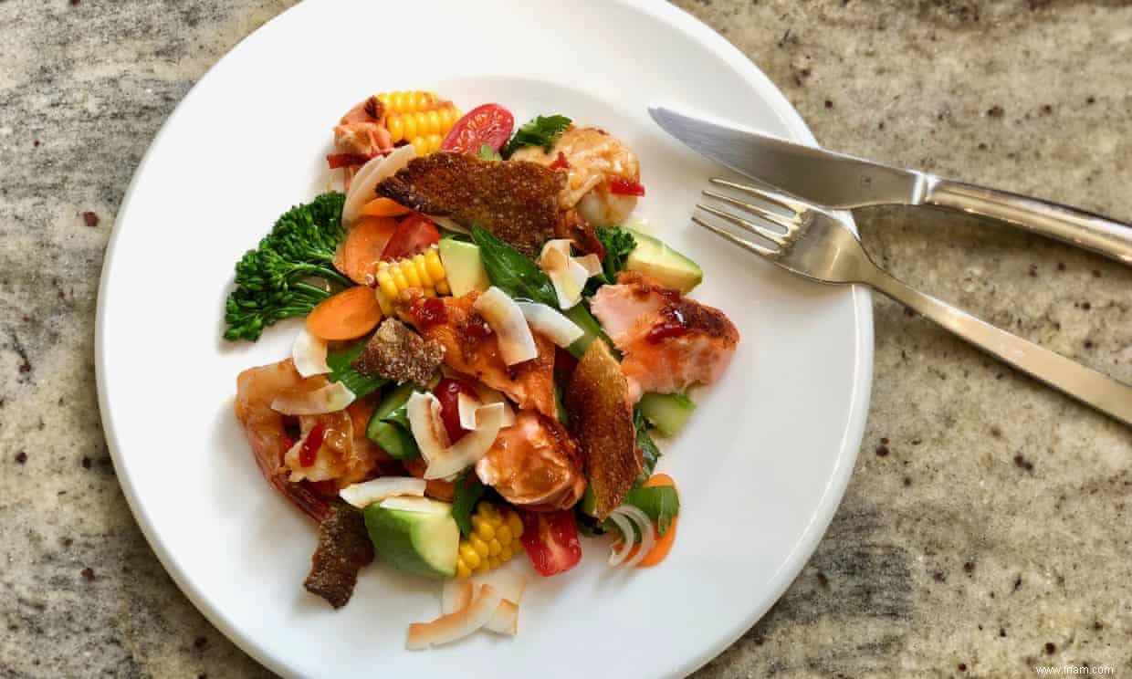 Repas de 30 minutes :salade de fruits de mer épicée avec peau de saumon croustillante 