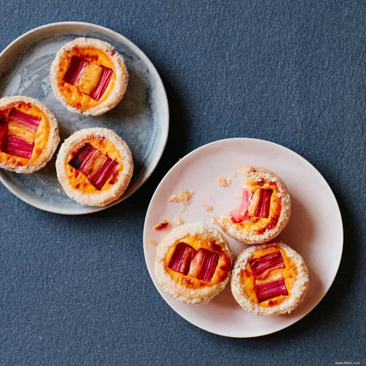 La recette de Liam Charles pour les tartes portugaises à la rhubarbe et à la crème anglaise 