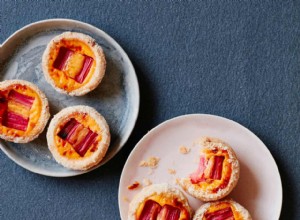 La recette de Liam Charles pour les tartes portugaises à la rhubarbe et à la crème anglaise 