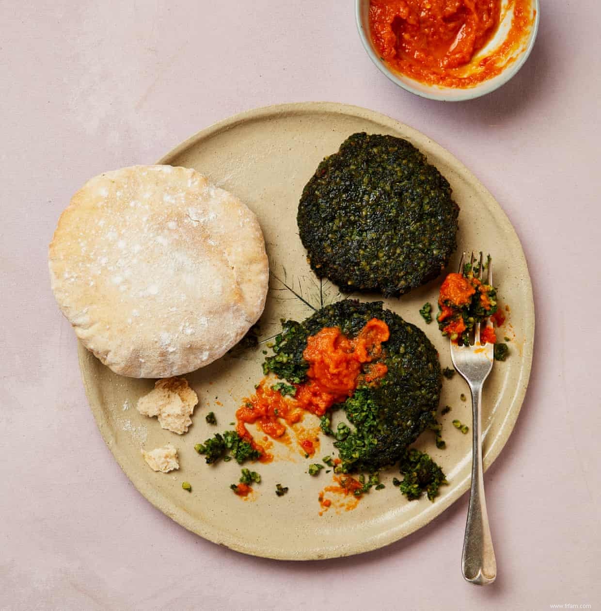 Patter pitta :les recettes de Yotam Ottolenghi pour des pitta maison avec des brochettes de poulet ou des beignets aux herbes 