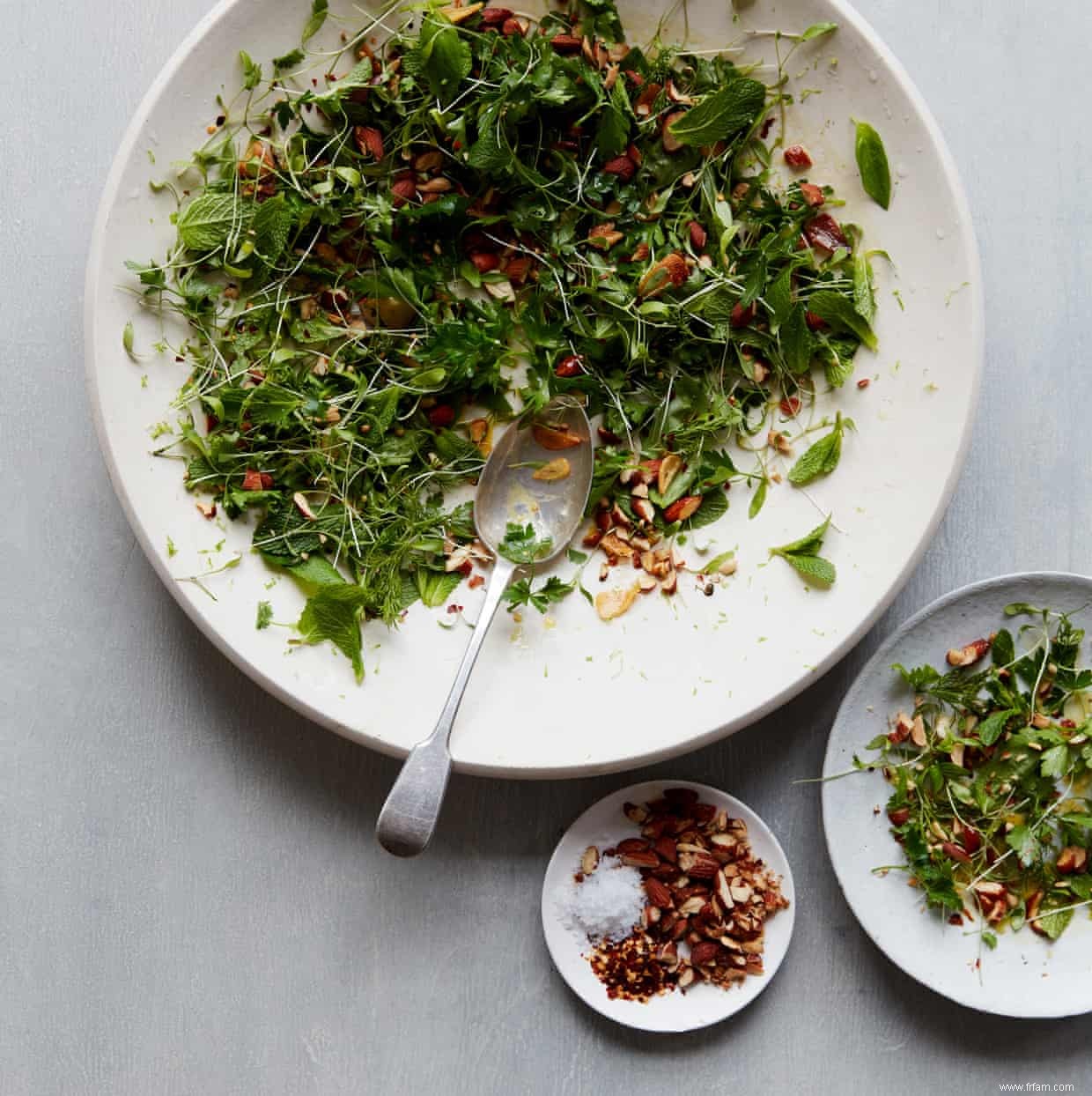 Les recettes d Anna Jones pour la salade d ail croustillant aux herbes et la tarte au fromage à l estragon 