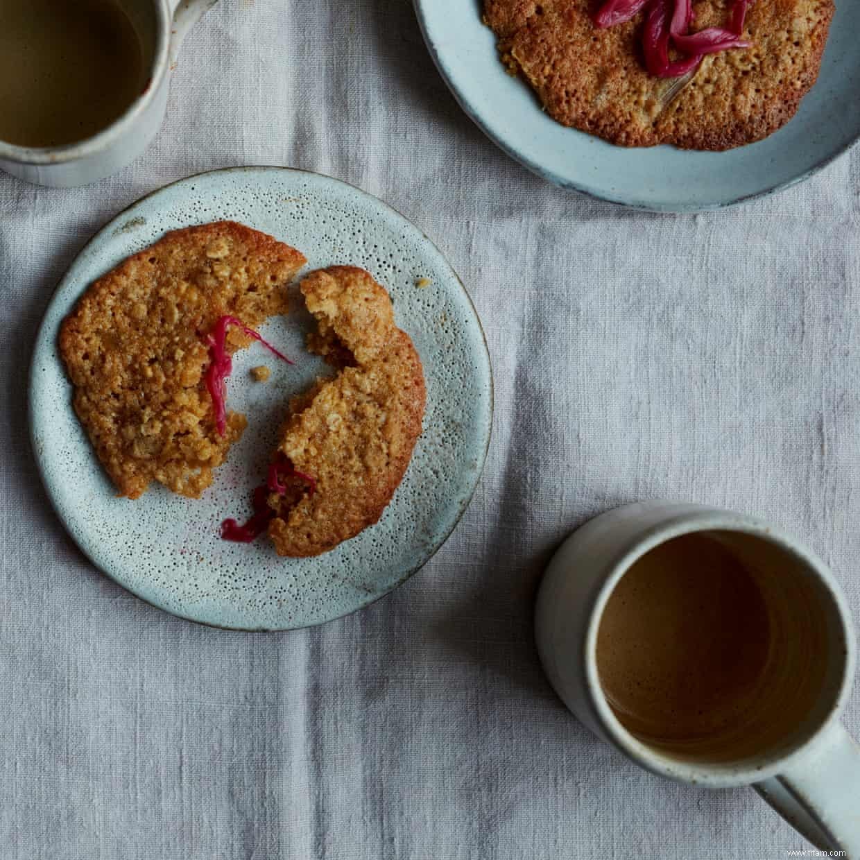 Recettes d Anna Jones pour la rhubarbe rôtie et les biscuits moelleux à la rhubarbe 