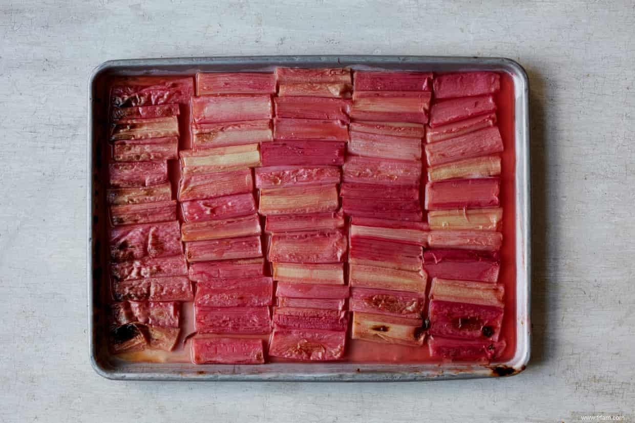 Recettes d Anna Jones pour la rhubarbe rôtie et les biscuits moelleux à la rhubarbe 