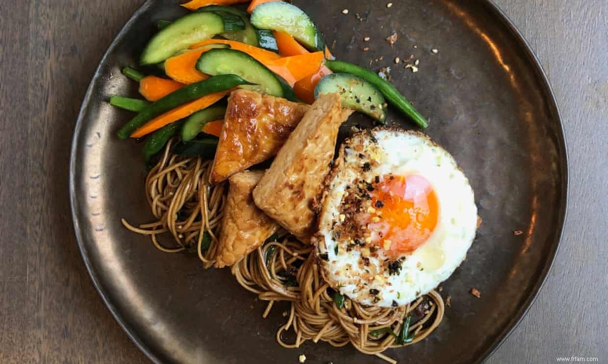 Recette de base du garde-manger :nouilles soba, cornichons rapides et œuf au plat furikake 