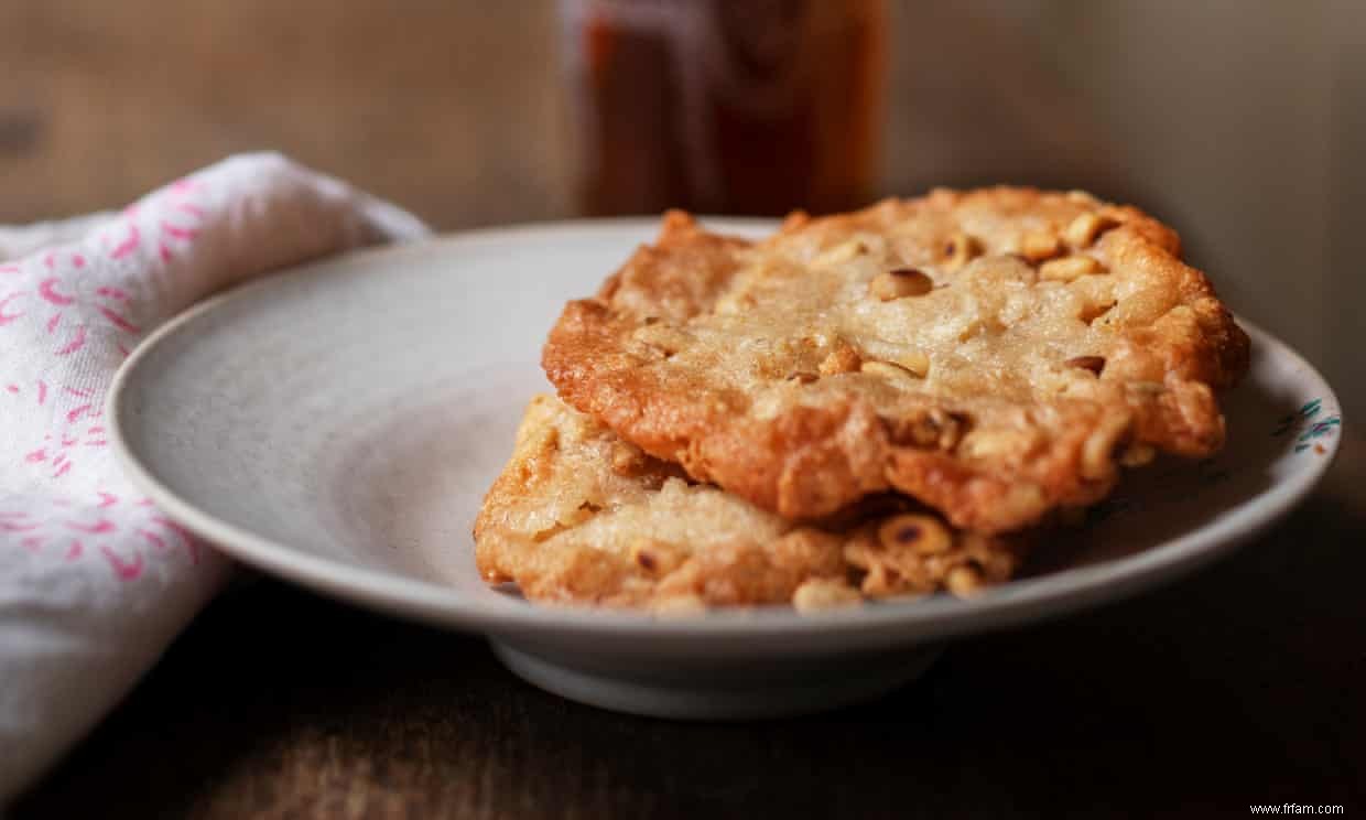 Les recettes de Nigel Slater pour les biscuits aux pignons de pin et au citron, et la génoise dorée aux raisins secs et aux canneberges 