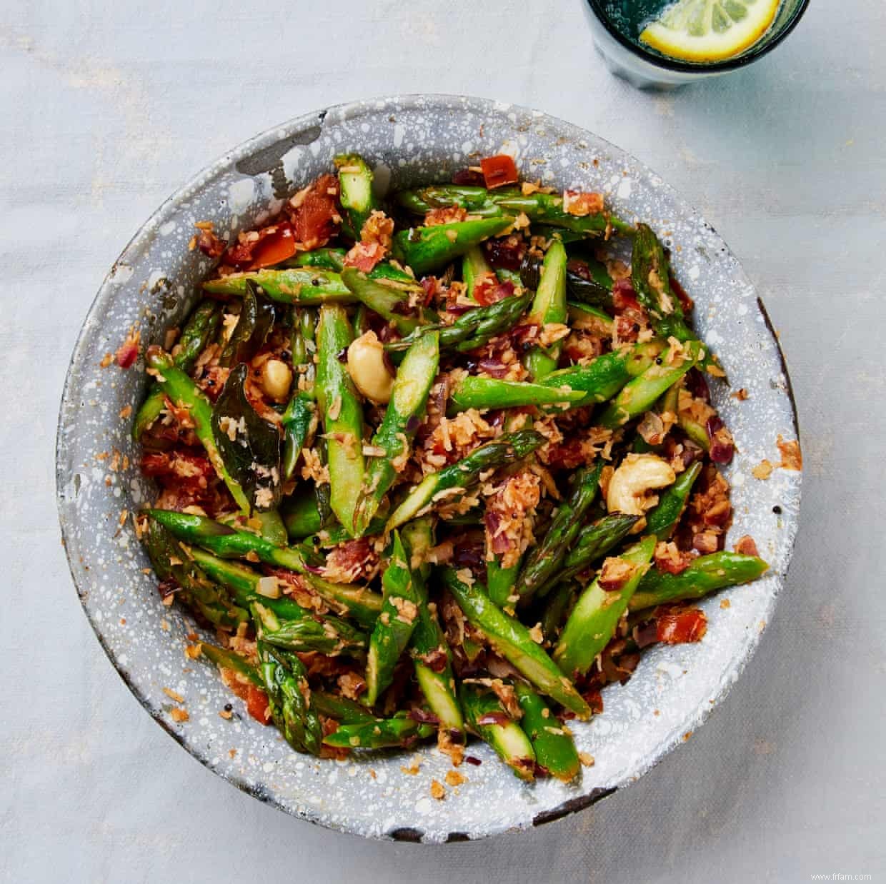 La recette végétalienne de Meera Sodha pour le thoran aux asperges 