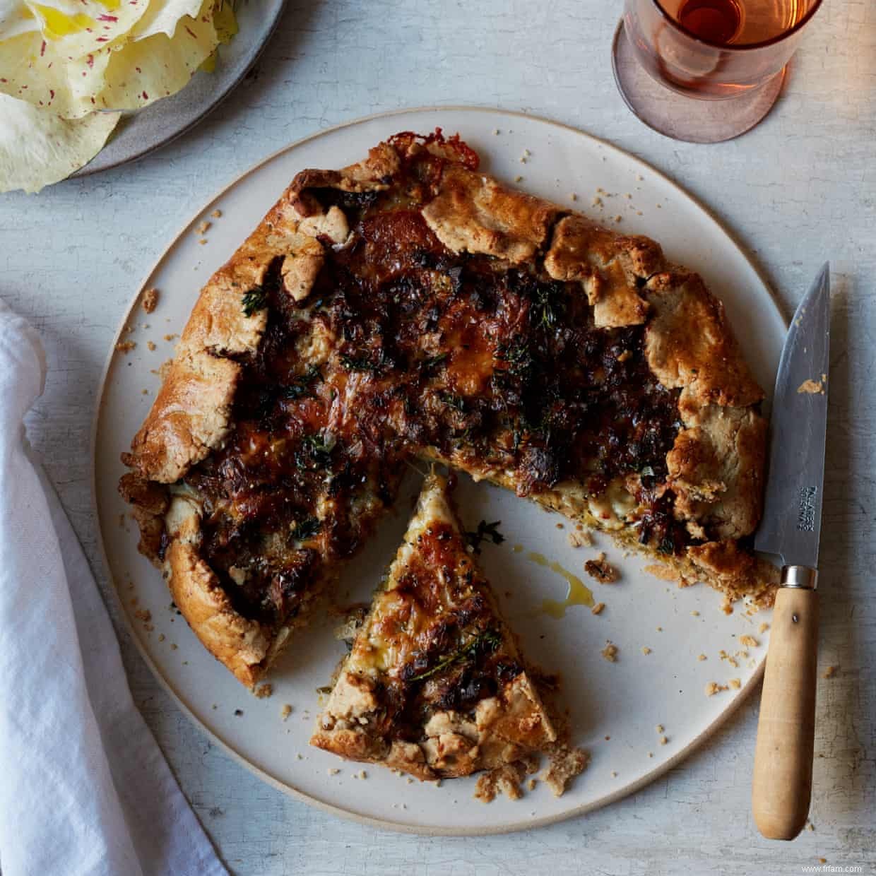 La recette d Anna Jones pour la tarte aux poireaux et au taleggio avec des légumes de printemps 