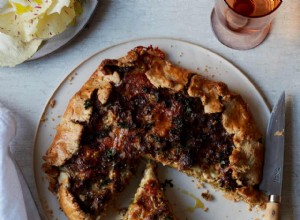 La recette d Anna Jones pour la tarte aux poireaux et au taleggio avec des légumes de printemps 