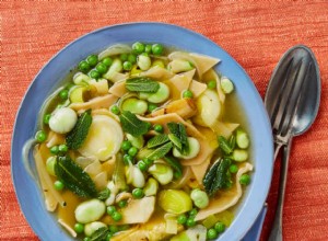 La recette végétalienne de Meera Sodha pour les pâtes de pois chiches dans un ragoût de légumes printaniers 