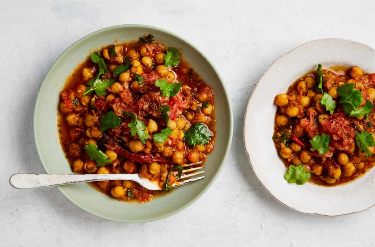 Des pois chiches au porridge salé :les recettes économes de Yotam Ottolenghi 