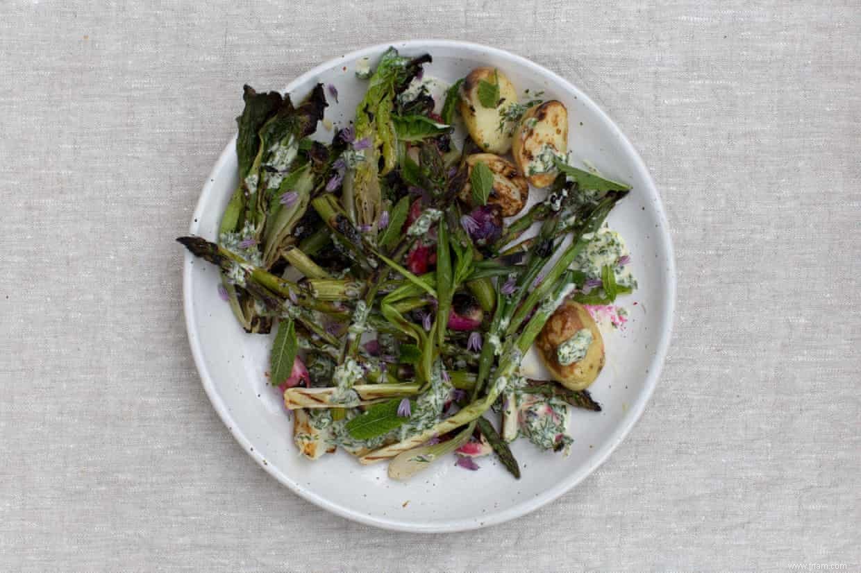 Les recettes d Anna Jones pour le chou-fleur carbonisé et la salade printanière grillée 