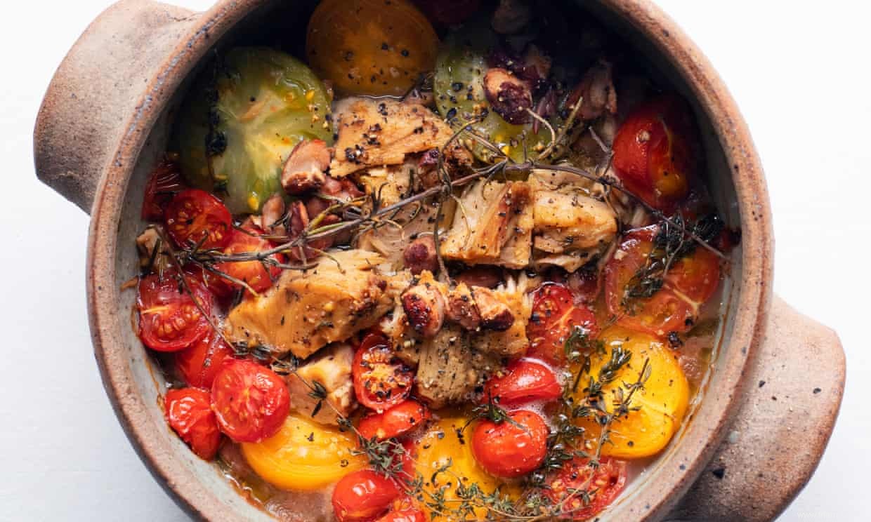 La recette de Nigel Slater pour les tomates au four avec du thon et des borlotti 