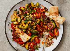 La recette végétalienne de Meera Sodha pour une salade de pois chiches, tomates et concombres sans cuisson 