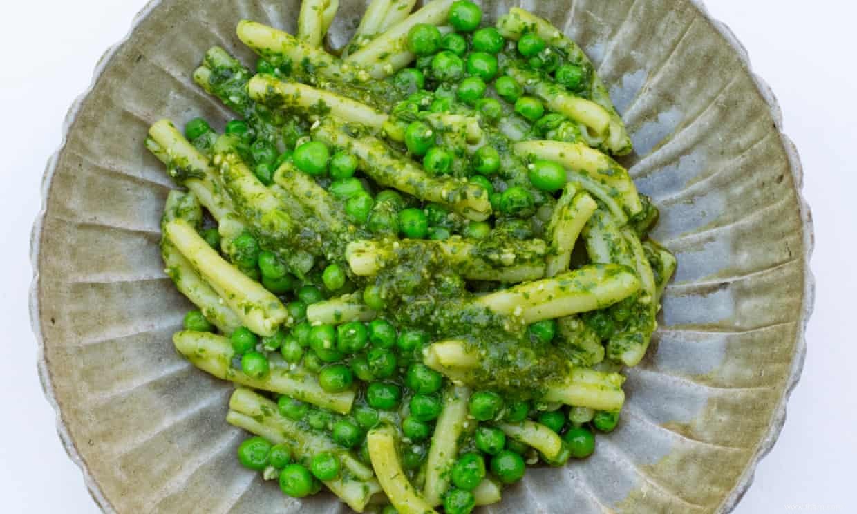 La recette de pâtes, petits pois et pesto de Nigel Slater 