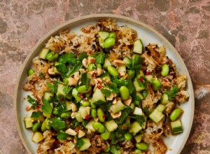 Recette végétalienne de Meera Sodha pour riz frit croustillant avec salade de concombre, cacahuètes et herbes 