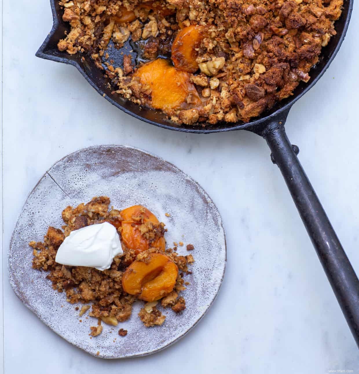 Utilisez des fruits à noyau meurtris dans ce crumble alcoolisé - recette 