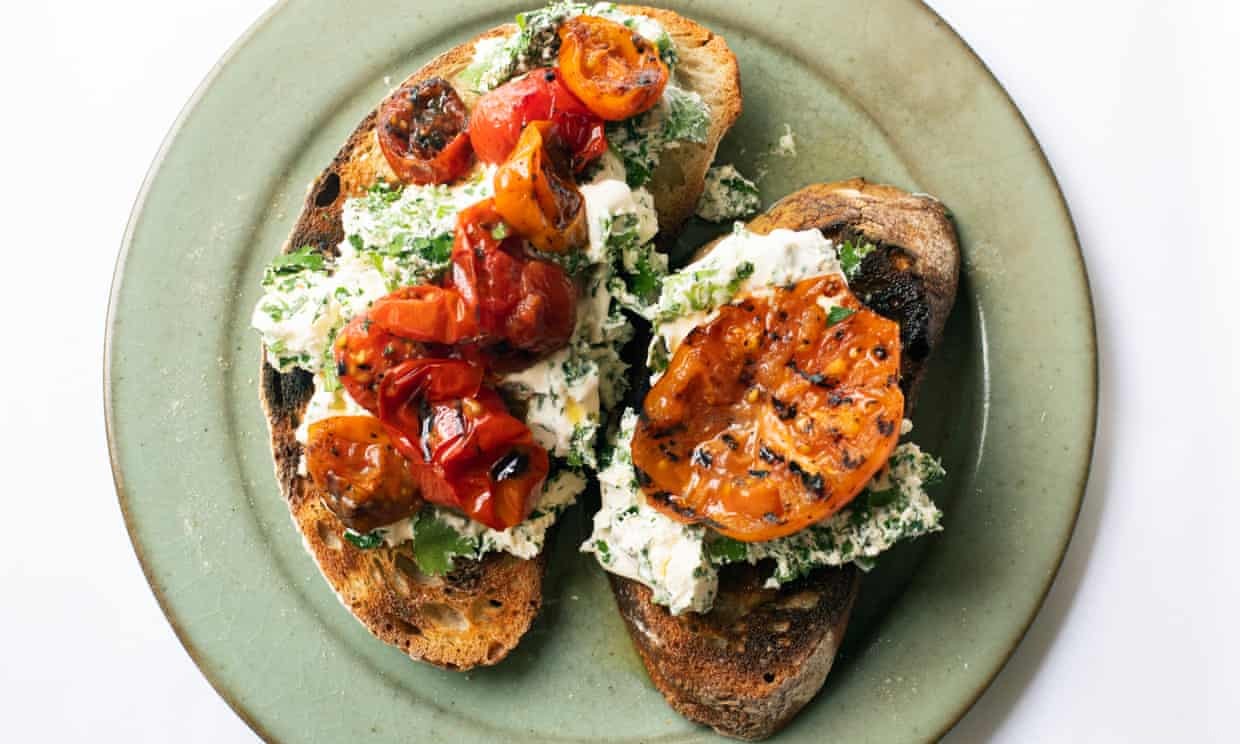 La recette de Nigel Slater pour bruschetta, tomates et fromage aux herbes 