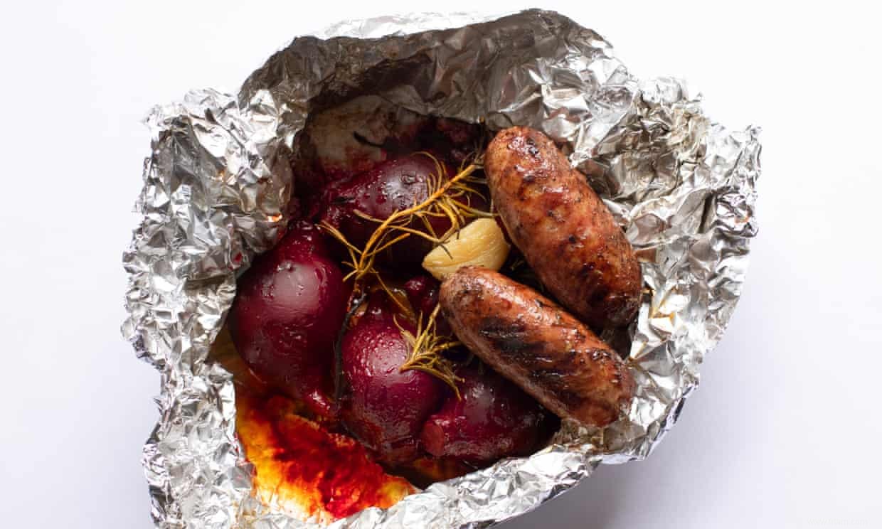 La recette de Nigel Slater pour les saucisses et les betteraves au four 