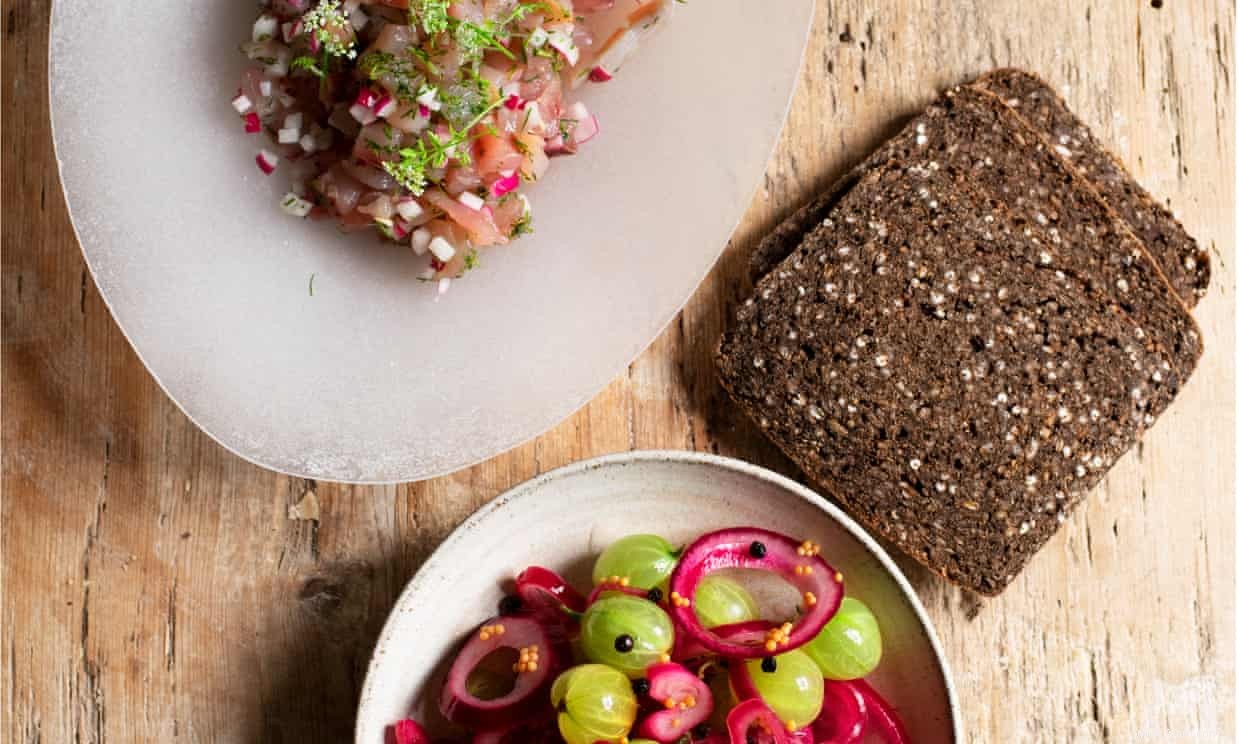 Les recettes de Nigel Slater pour les groseilles marinées avec tartare de maquereau et pickles de tomates 