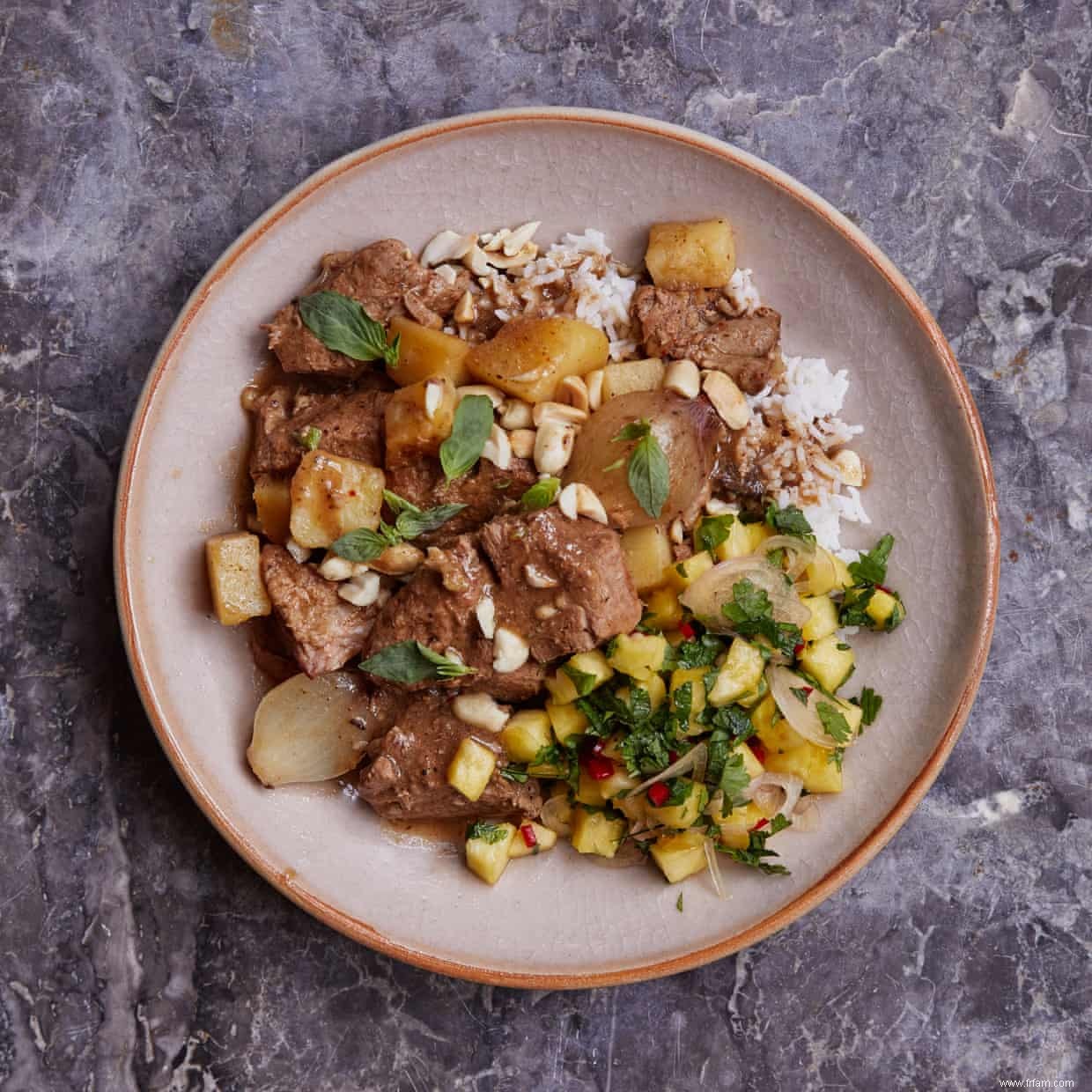 Du rendang de canard malaisien au maïs doux et aux cacahuètes d Afrique de l Est :les recettes de curry du monde de Ravinder Bhogal 