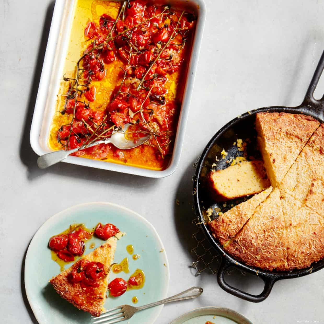 Recette de pain de maïs à la poêle avec tomates rôties à l ail de Thomasina Miers 