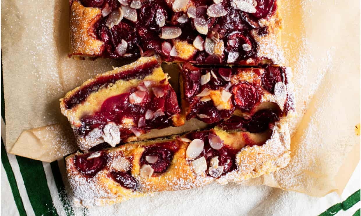 Les recettes de Nigel Slater pour la tarte aux cerises et aux amandes et le parfait granola aux fraises 