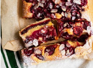 Les recettes de Nigel Slater pour la tarte aux cerises et aux amandes et le parfait granola aux fraises 