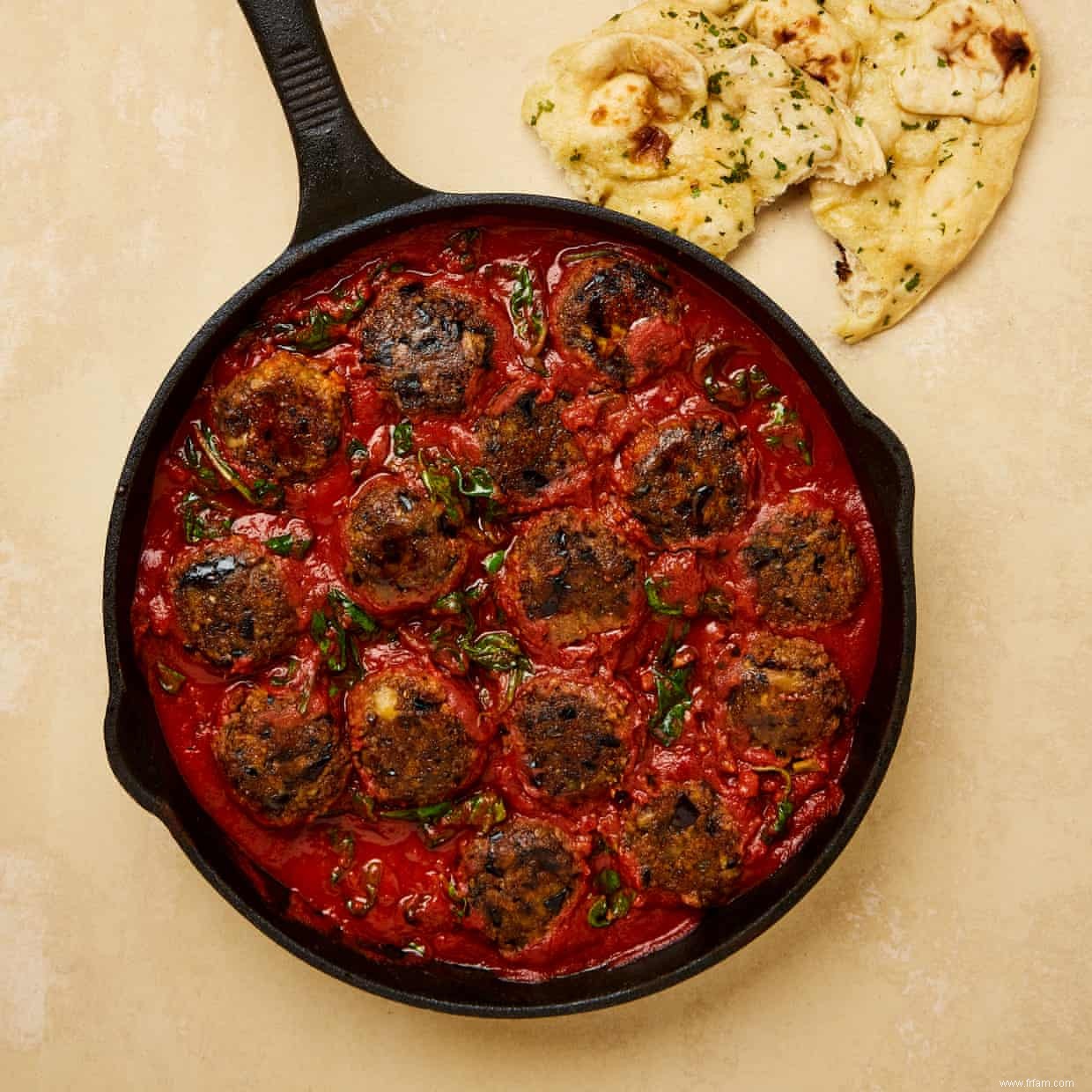 La recette végétalienne de Meera Sodha pour les koftas d aubergines à la sauce tomate et épinards 