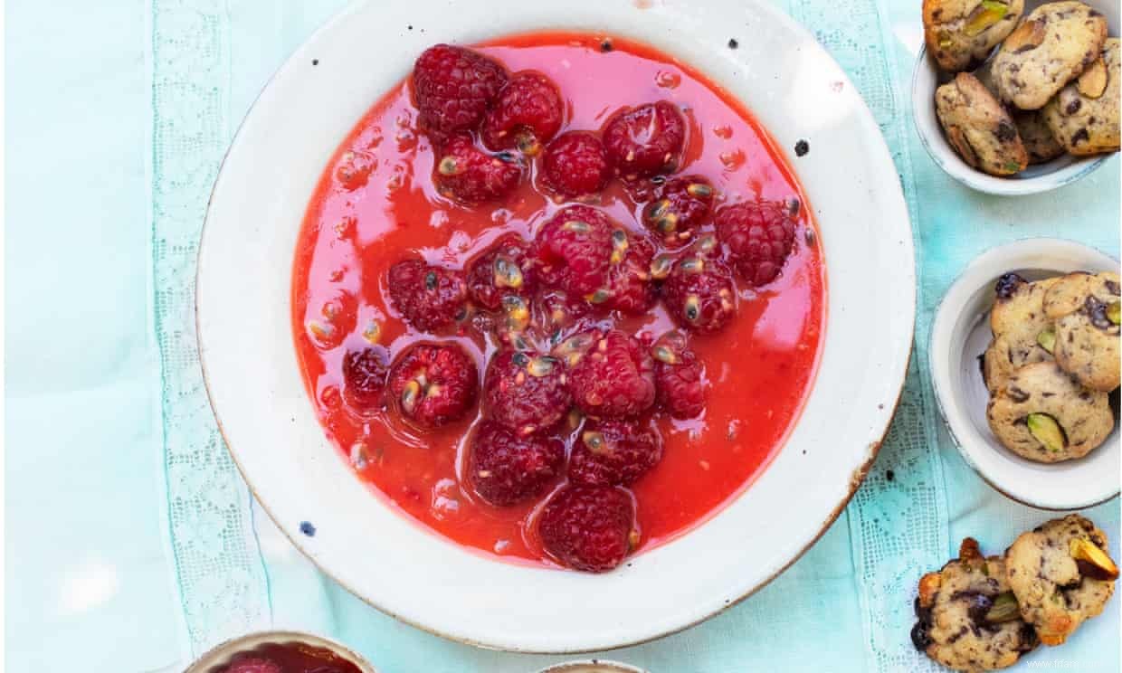 Les recettes de Nigel Slater pour les framboises marinées et les pêches au sésame 