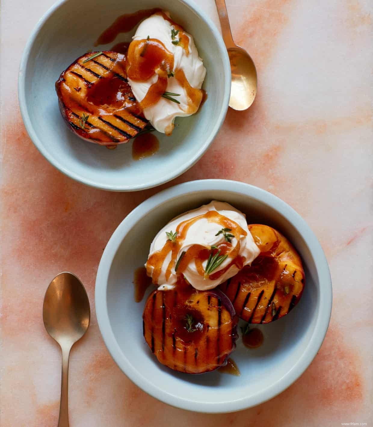 La recette de Liam Charles pour les pêches cuites au miel et à la cannelle avec du mascarpone au thym 