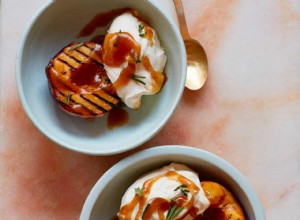 La recette de Liam Charles pour les pêches cuites au miel et à la cannelle avec du mascarpone au thym 