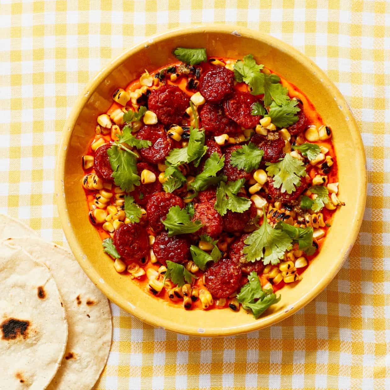 La recette de Thomasina Miers du maïs soufflé au taupe et croustillant de chorizo 