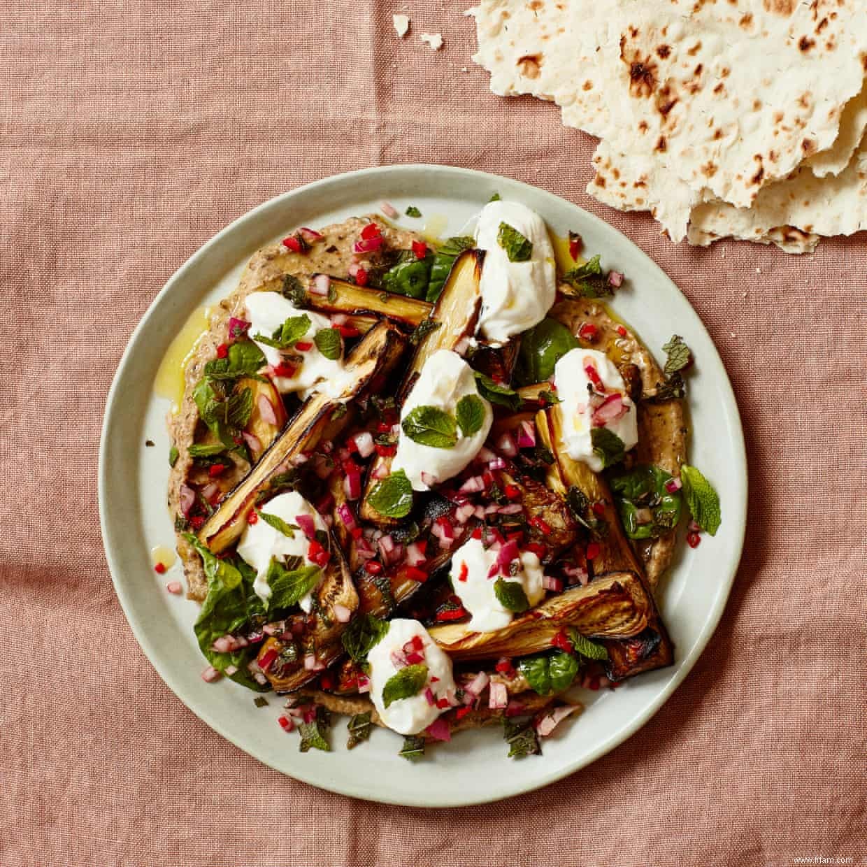 La recette de Thomasina Miers pour l aubergine rôtie et fouettée avec vinaigrette au piment et à la menthe 